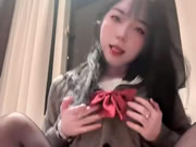 用黑絲內褲誘惑你的嫩妹